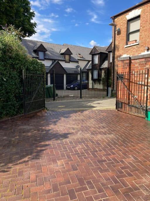 Vernon Place Town Centre, Vernon Cottage 3-Bed With Parking, 1A Vernon Court 2-Bed With Parking, 1B Studio No Parking, Off The High Street Next To Sandford Park Cheltenham Dış mekan fotoğraf