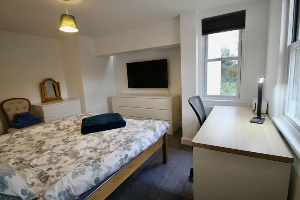 Vernon Place Town Centre, Vernon Cottage 3-Bed With Parking, 1A Vernon Court 2-Bed With Parking, 1B Studio No Parking, Off The High Street Next To Sandford Park Cheltenham Dış mekan fotoğraf