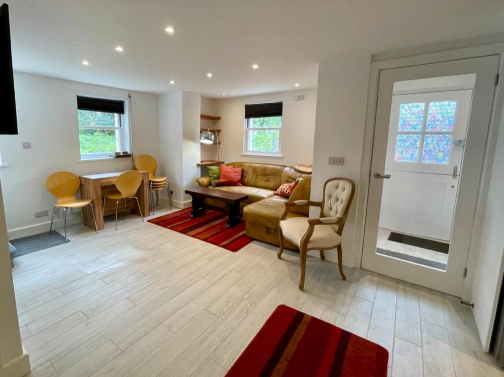 Vernon Place Town Centre, Vernon Cottage 3-Bed With Parking, 1A Vernon Court 2-Bed With Parking, 1B Studio No Parking, Off The High Street Next To Sandford Park Cheltenham Dış mekan fotoğraf