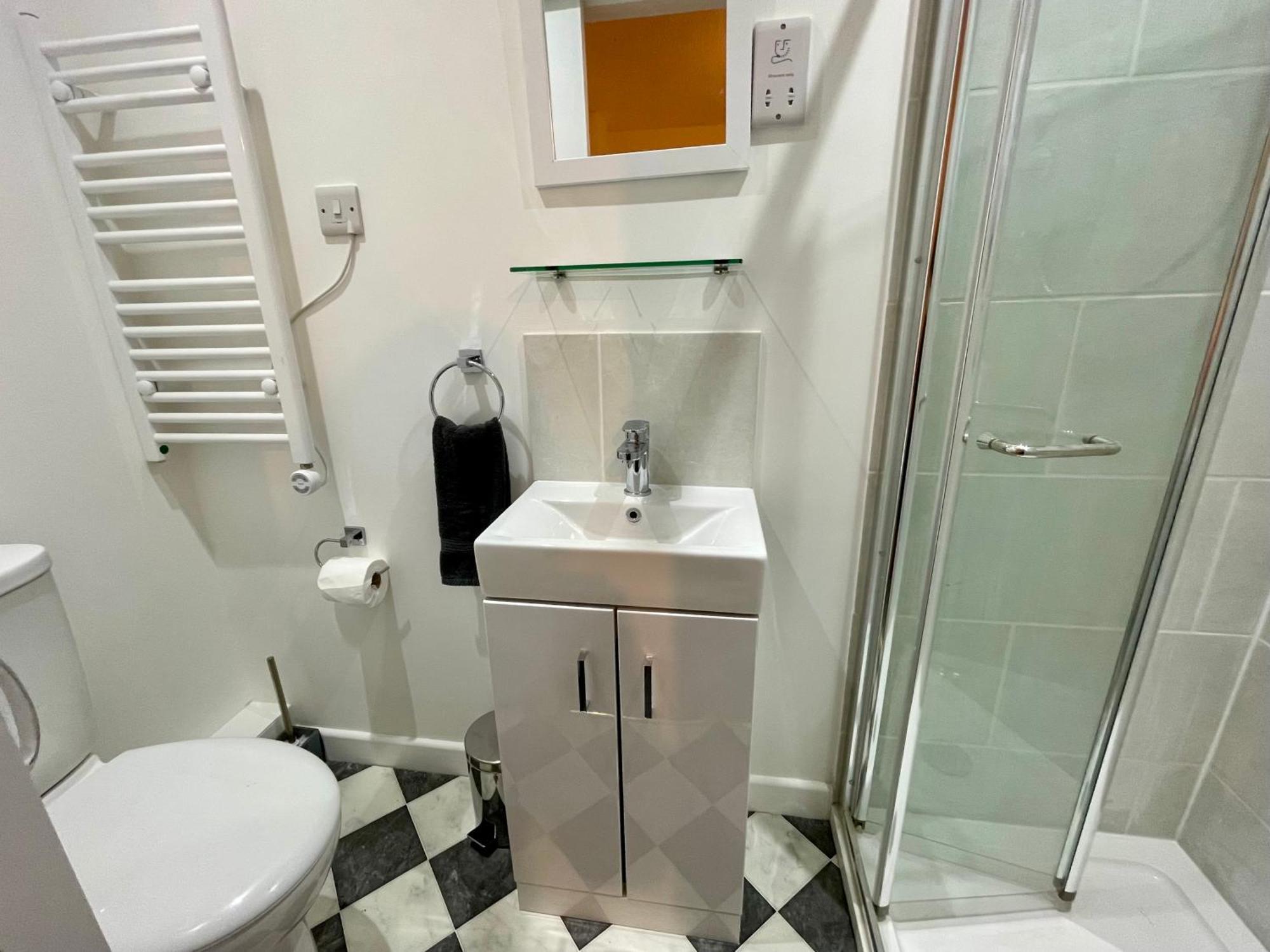 Vernon Place Town Centre, Vernon Cottage 3-Bed With Parking, 1A Vernon Court 2-Bed With Parking, 1B Studio No Parking, Off The High Street Next To Sandford Park Cheltenham Dış mekan fotoğraf