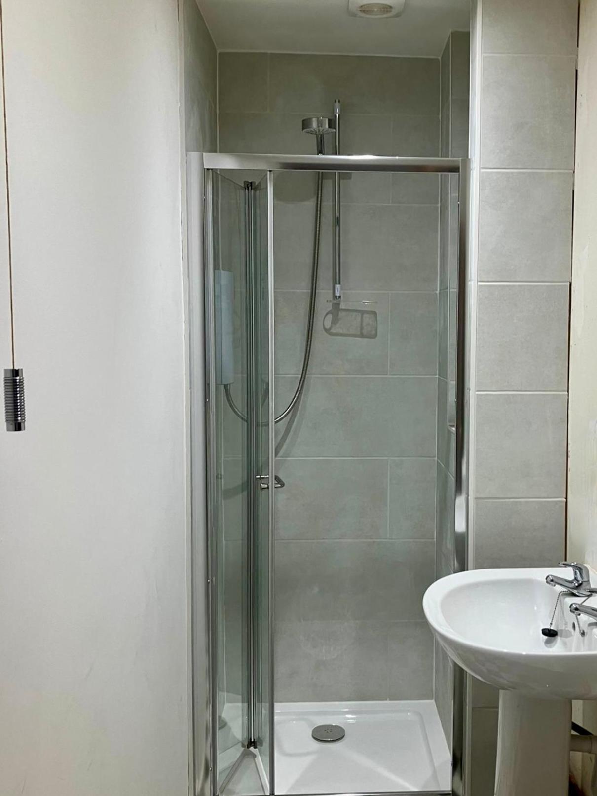 Vernon Place Town Centre, Vernon Cottage 3-Bed With Parking, 1A Vernon Court 2-Bed With Parking, 1B Studio No Parking, Off The High Street Next To Sandford Park Cheltenham Dış mekan fotoğraf