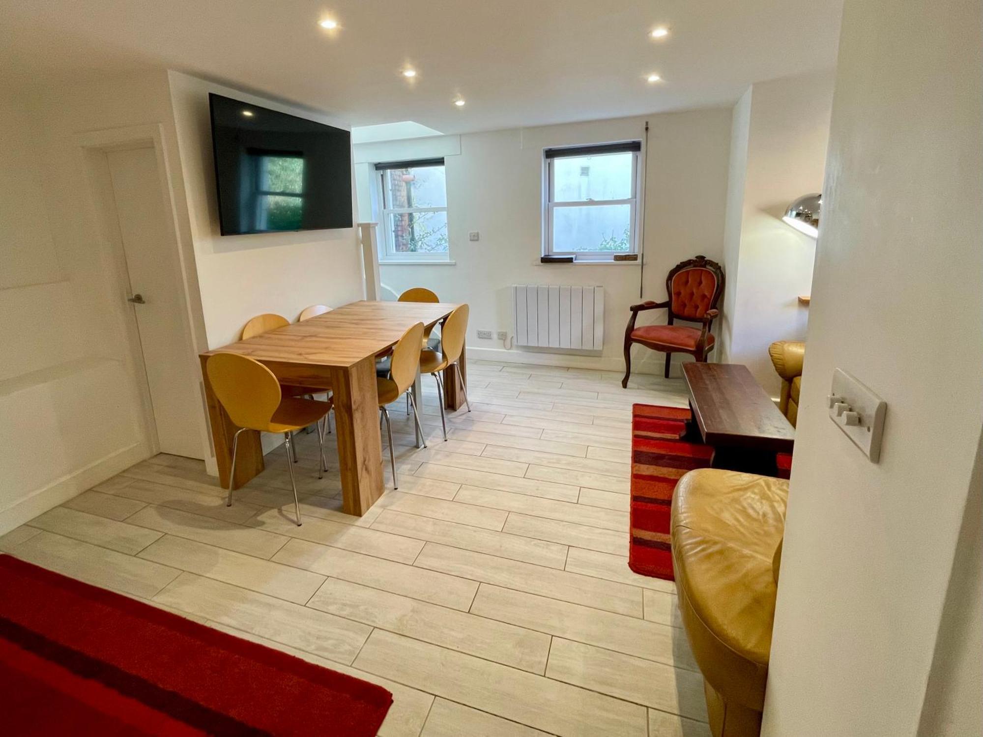 Vernon Place Town Centre, Vernon Cottage 3-Bed With Parking, 1A Vernon Court 2-Bed With Parking, 1B Studio No Parking, Off The High Street Next To Sandford Park Cheltenham Dış mekan fotoğraf