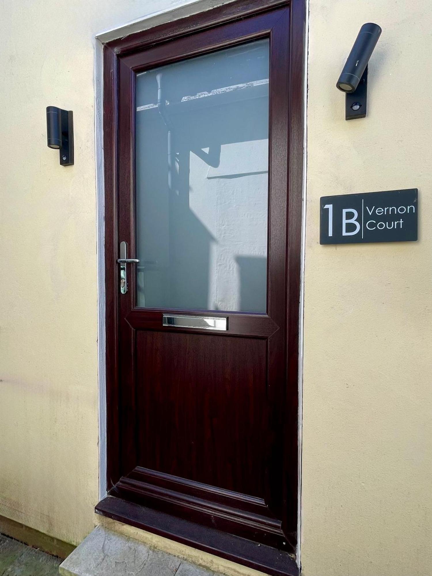Vernon Place Town Centre, Vernon Cottage 3-Bed With Parking, 1A Vernon Court 2-Bed With Parking, 1B Studio No Parking, Off The High Street Next To Sandford Park Cheltenham Dış mekan fotoğraf